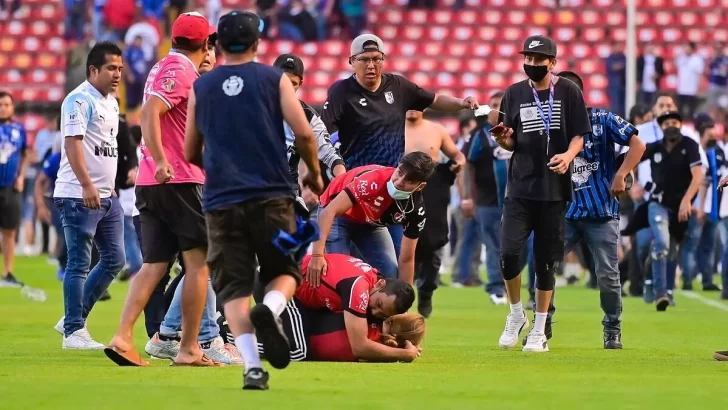 ¡De terror! Pelea entre barras de Querétaro y Atlas deja decenas de muertos