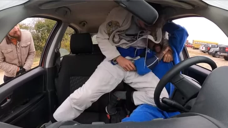 El insólito deporte que se practica en Rusia… ¡dentro de un carro!