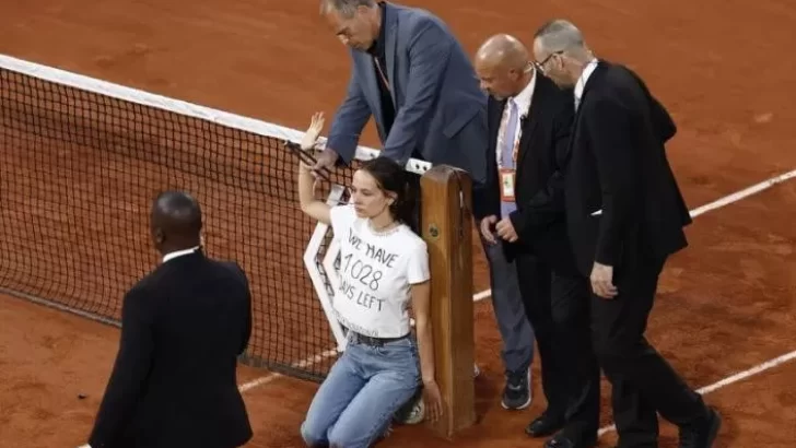 Manifestante medioambientalista invade partido de Roland Garros