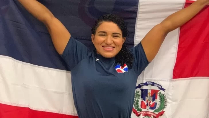 Alejandra Aybar finaliza en sexto lugar en natación en los 100 metros pecho