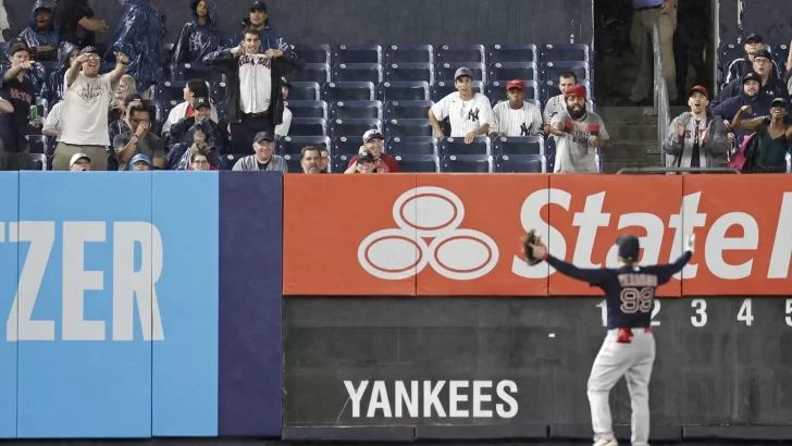 Fanático de los Yankees le lanza pelota en la espalda a Alex Verdugo
