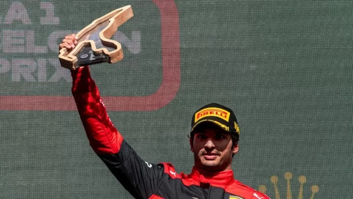 Carlos Sainz le baja dos a las críticas contra Ferrari