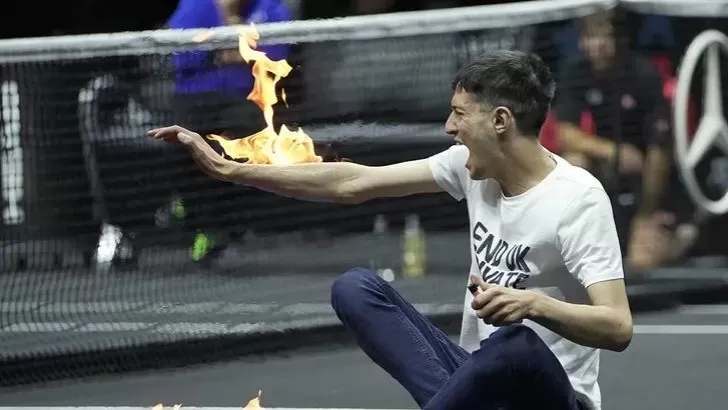 ¡De locos! Manifestante se quemó un brazo antes del último juego de Roger Federer
