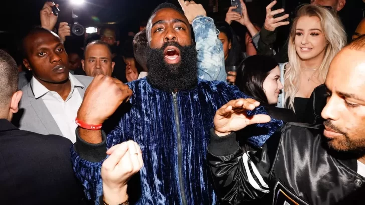 ¡Barba alegre! Así destroza James Harden su torta de cumpleaños