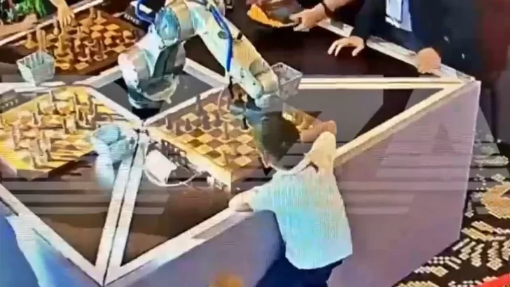 ¡Insólito! Robot que juega ajedrez rompe dedo a niño de 7 años