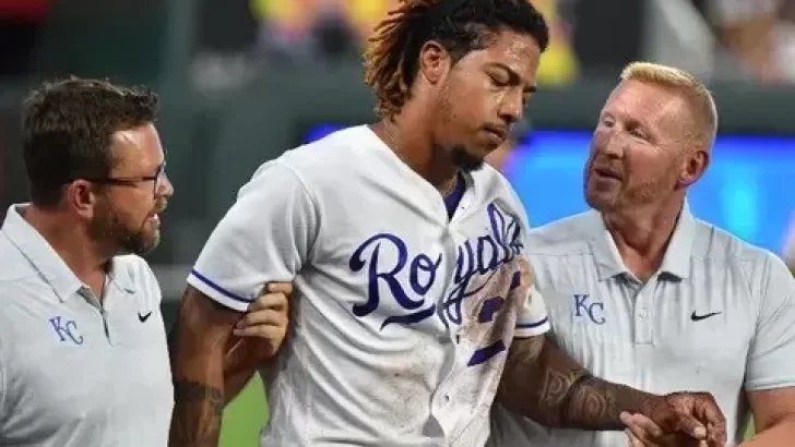 ¡Desgarrador! El dolor embarga Kansas City, Adalberto Mondesí tiene desgarro en el ACL