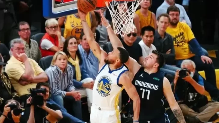 Warriors clavan daga a los Mavs en casa y ponen serie a punto de jaque