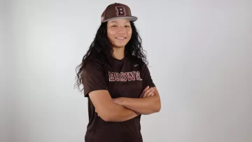 Esta joven de ascendencia dominicana marca un hito en el béisbol universitario