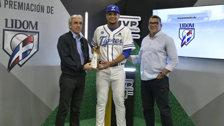 Ramón Hernández recibió su premio MVP de la semana