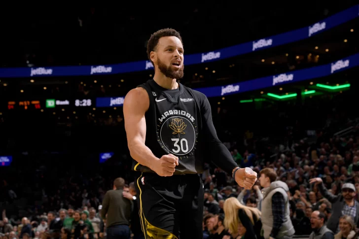 Stephen Curry humilló a los Celtics con triple a mitad de cancha