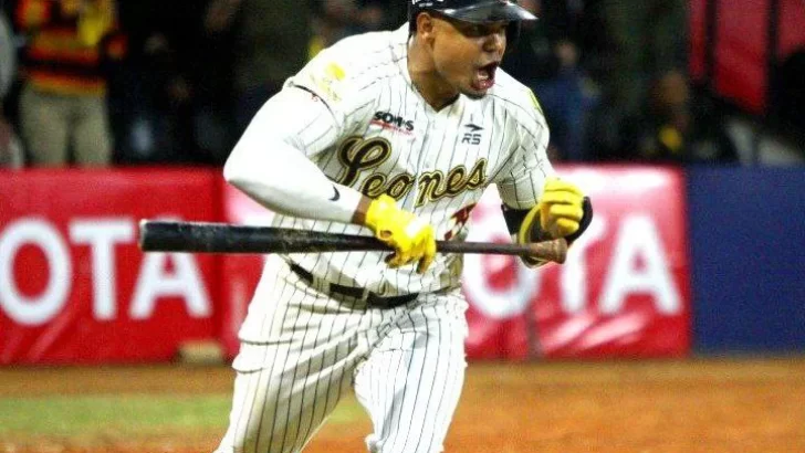 Dominicano pone a soñar a los Leones del Caracas con el campeonato