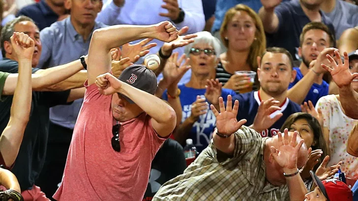 Destino final: una pelota de béisbol en las gradas como una de mil maneras de morir