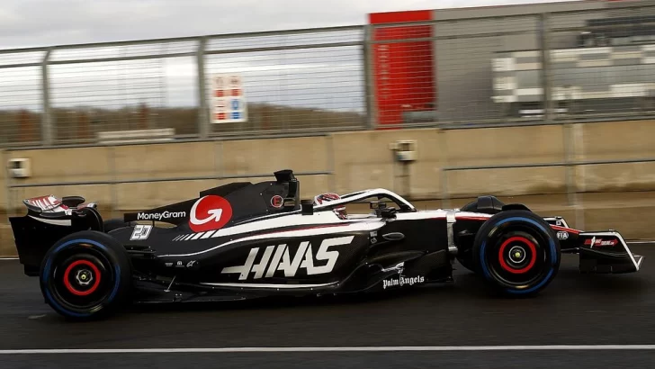 Haas saca al VF-23 a rodar y probar su monoplaza de cara a la nueva temporada