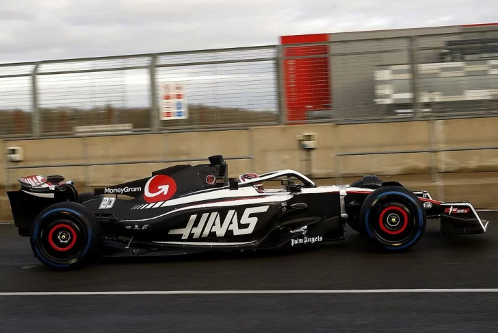 Haas saca al VF-23 a rodar y probar su monoplaza de cara a la nueva temporada