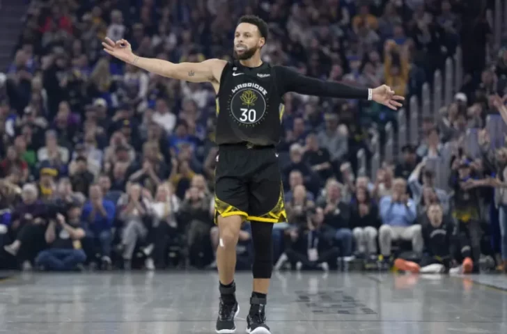 Curry está de vuelta: Pero los Warriors caen ante los Lakers sin Lebron