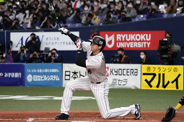 ¡Qué fuerza! Shohei Ohtani disparó jonrón arrodillado con Japón
