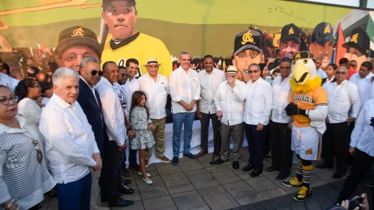 Presidente dominicano promete remozar Estadio Cibao