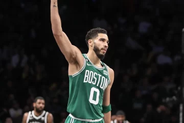 Un Tatum, histórico, lidera a los Celtics en Sacramento