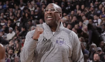¡Merecido! Mike Brown de Sacramento Kings es el Coach del Año en la NBA