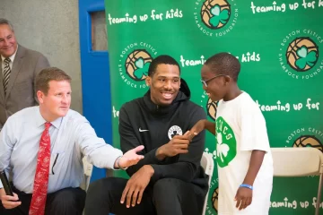 ¡Llegó navidad en Boston! Dueño de Celtics regaló dinero a estudiantes