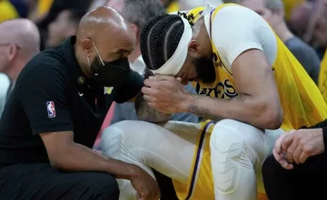 Temor en Lakers: Anthony Davis sale lesionado y hasta se burlan de él