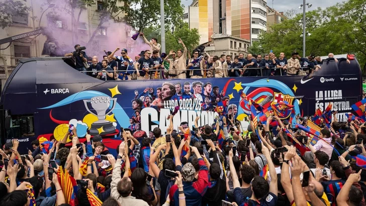 Barcelona celebró el título de LaLiga en las calles de la ciudad