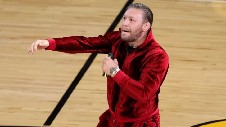 Conor McGregor reapareció dándole un puñetazo a la mascota del Miami Heat