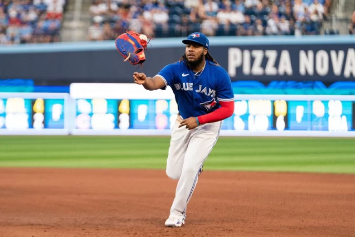 ¡Como El Duque! Vladdy Jr. protagoniza curiosa jugada contra los Brewers