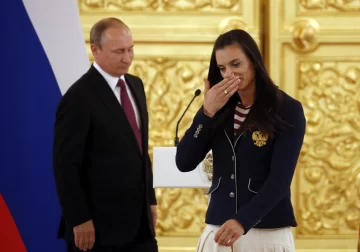 628692840-vladimir-putin-e-yelena-isinbayeva-durante-cerimonia-de-despedida-dos-atletas-russos-1-728x511