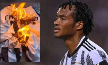 Fanáticos de la Juventus queman la remera del colombiano Cuadrado por traición al club