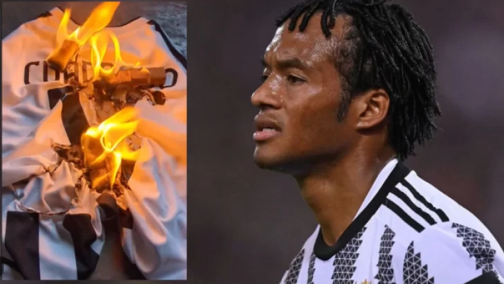 Fanáticos de la Juventus queman la remera del colombiano Cuadrado por traición al club