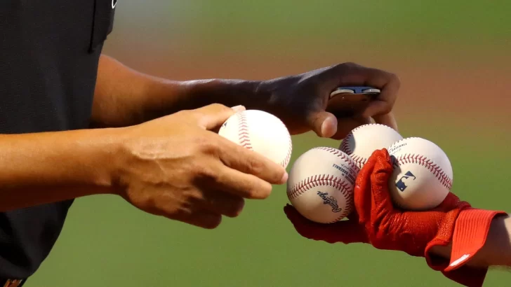 MLB probará cambiando el color de las pelotas de béisbol para acabar con el uso de sustancias pegajosas