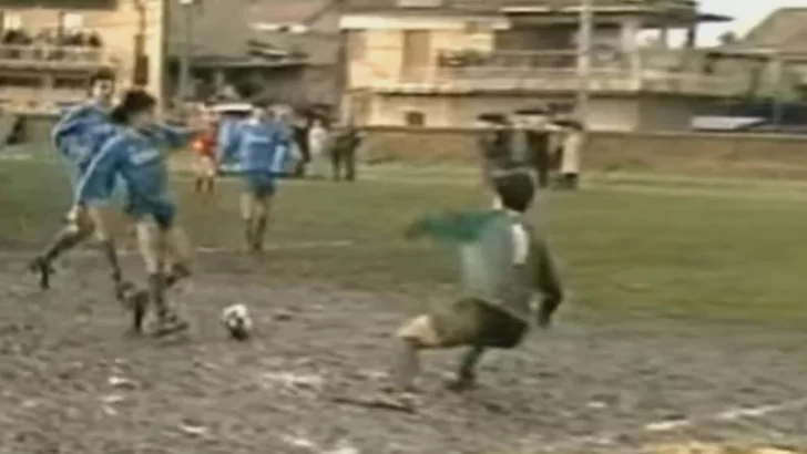 Historias de amor y fútbol: El día que Maradona jugó en el lodo para salvar la vida de un niño