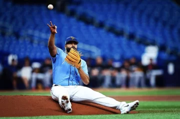 ¿Qué pasó ahí? Lanzador dominicano puesto para asignación solo un día después de ser promovido a MLB