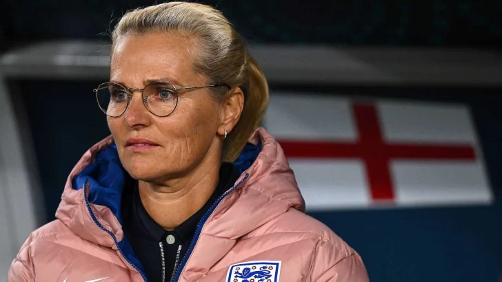 Inglaterra evalúa contratar a la entrenadora del seleccionado femenino para el equipo masculino