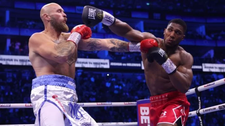 Con una derecha salvaje, Joshua noquea a Robert Helenius y apunta a Deontay Wilder para enero