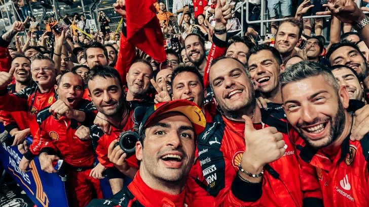 Carlos Sainz de Ferrari gana por primera vez el GP de Singapore