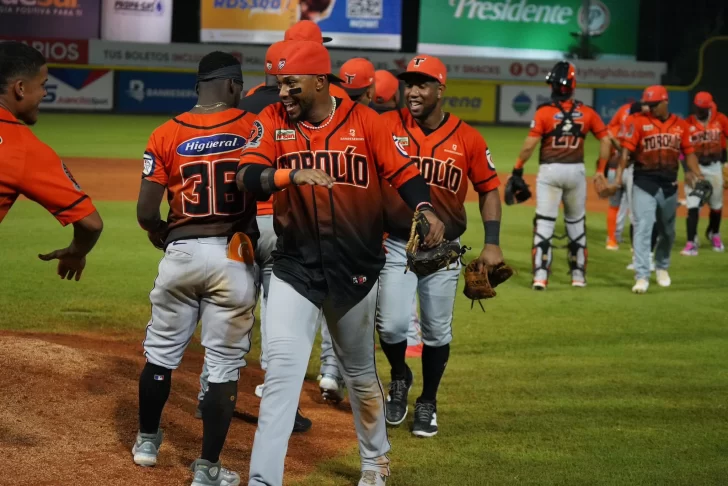 Todo mundo bailando pegado: Toros del Este complican el standing al derrotar a Leones