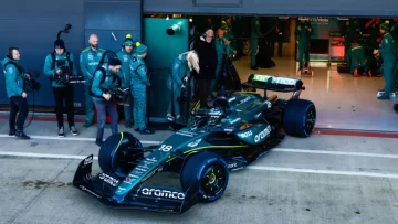 Aston Martin presenta el AMR24 y lo lleva directamente a la pista