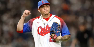 Un drama legal en el mundo del béisbol: demandan a Yariel Rodríguez por incumplimiento de contrato