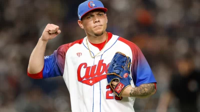  Un drama legal en el mundo del béisbol: demandan a Yariel Rodríguez por incumplimiento de contrato 