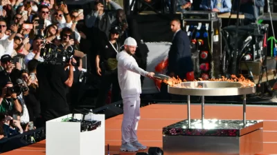  La llama olímpica aterriza en Marsella bajo estrictas medidas de seguridad 