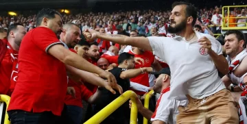 Violenta pelea entre hinchas en la Eurocopa