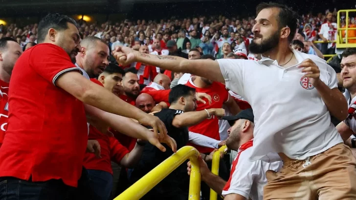 Violenta pelea entre hinchas en la Eurocopa