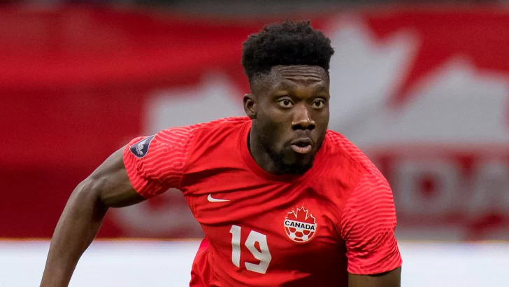 ¿En qué clubes jugó Alphonso Davies?