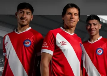 Las camisetas oficiales de Umbro que usará Argentinos Juniors para la temporada 24/25