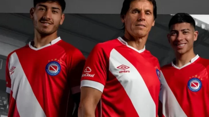 Las camisetas oficiales de Umbro que usará Argentinos Juniors para la temporada 24/25