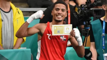 Un pase directo en boxeo: Yunior Alcántara a dos victorias del bronce en París 2024