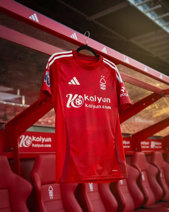 Nueva camiseta titular del Nottingham Forest 2024/2025