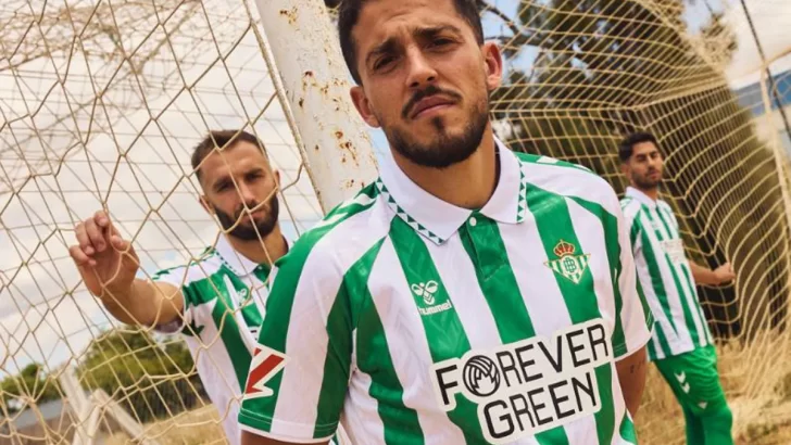 Las camisetas oficiales de Hummel que usará Real Betis para la temporada 24/25